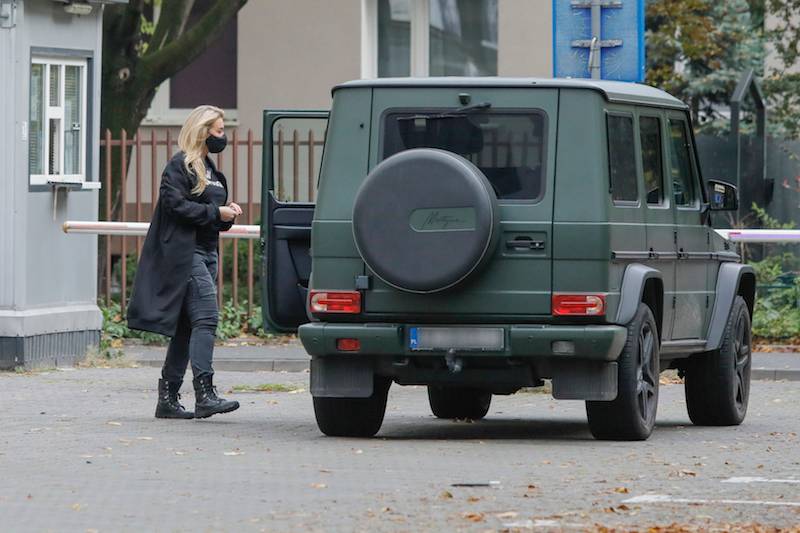 Martyna Wojciechowska świeżo po ślubie, piosenkarka w seksi stylizacji i aktorka w futrze (ZDJĘCIA)