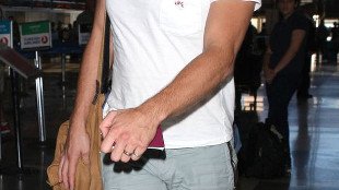 Chris Martin w świetnym nastroju po podróży (FOTO)