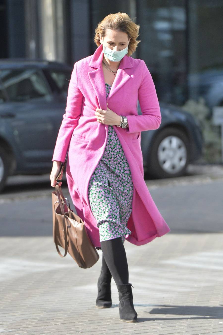 Odeta Moro w różowym płaszczu i maseczce - tak dziennikarka wyglądała pierwszego dnia obowiązywnaia przepisów o zakrywaniu twarzy