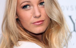 Blake Lively odsłania plecy (FOTO)