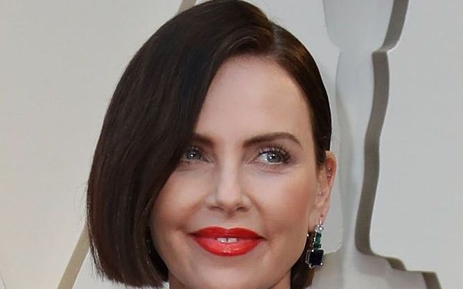 Charlize Theron przefarbowała się na brunetkę – podoba Ci się jej nowy look?