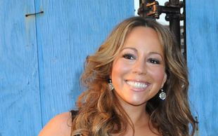 Mariah Carey kryje uda, pokazuje biust (FOTO)