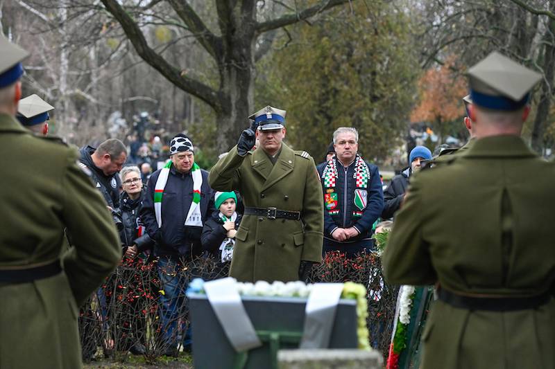 Pogrzeb Lucjana Brychczego. Tłumy piłkarzy i kibiców przyszły pożegnać legendę Legii Warszawa