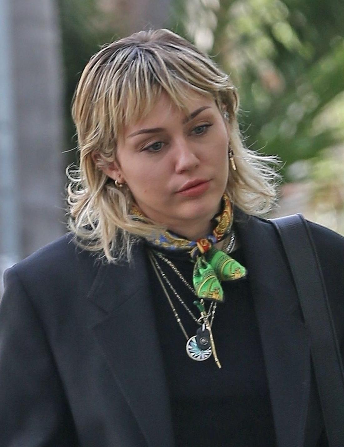 Miley Cyrus tą fryzurą dodała sobie lat. 