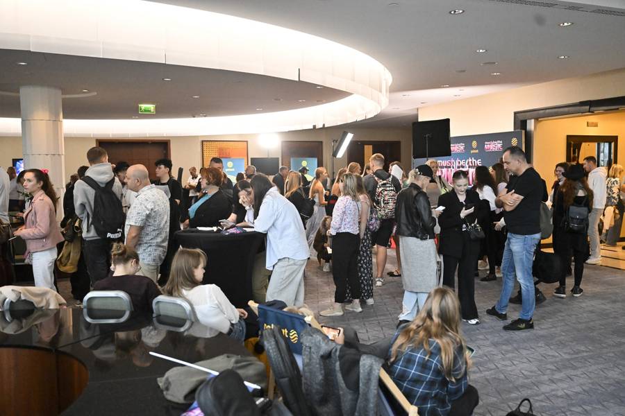 Kulisy wielkiego castingu do “Must Be The Music”! Maciej Rock przywitał TŁUMY nowych artystów