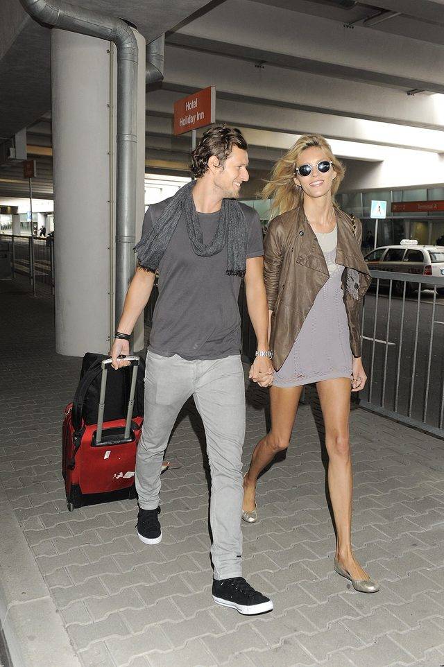 Jak Anja Rubik eksponuje długie, szczupłe nogi