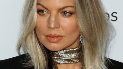 Dlaczego Fergie nie wychodzi z domu bez szalika?