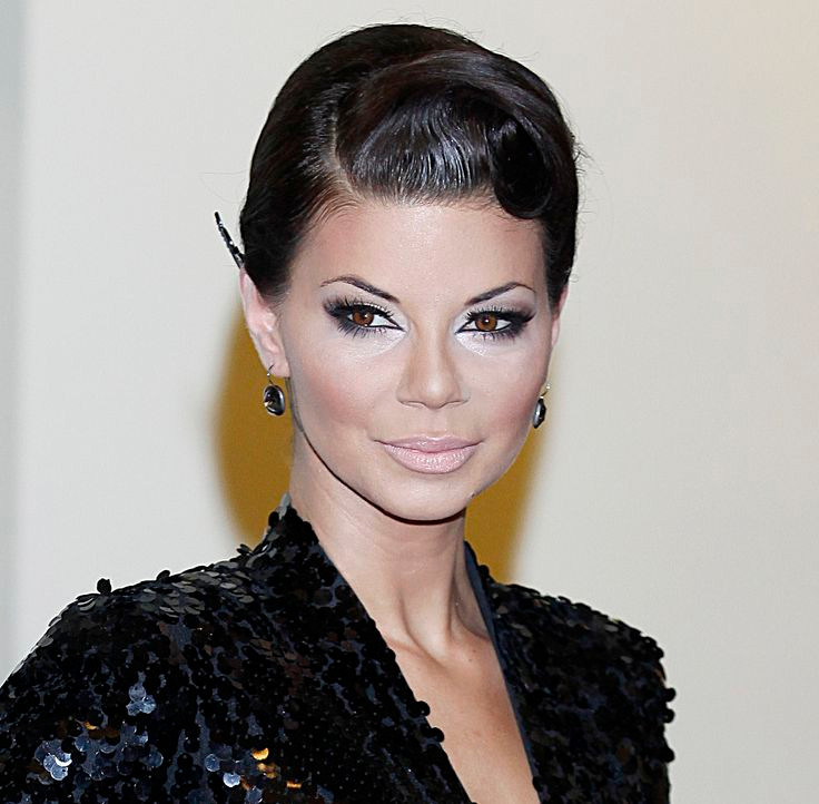 Gładko uczesana z asymetrycznym przedziałkiem