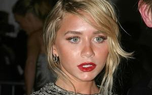 Ashley Olsen normalnieje?