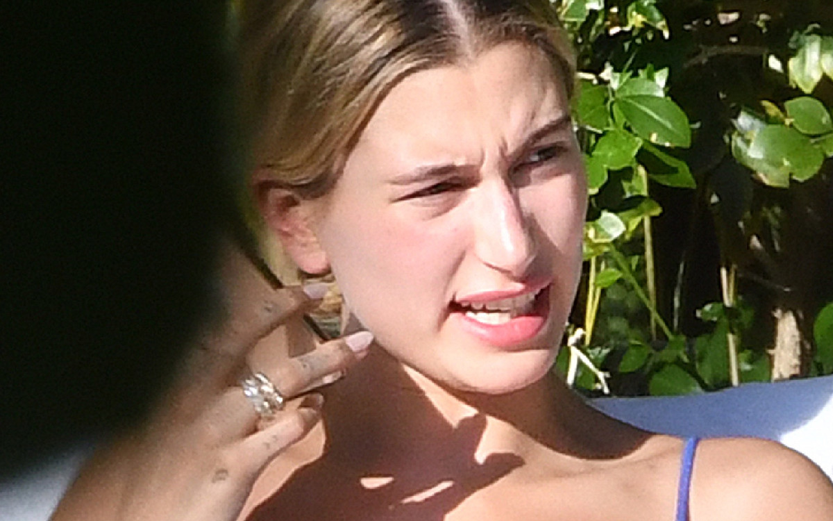 Hailey Bieber w skąpym BIKINI relaksuje się na basenie w Miami (ZDJĘCIA)