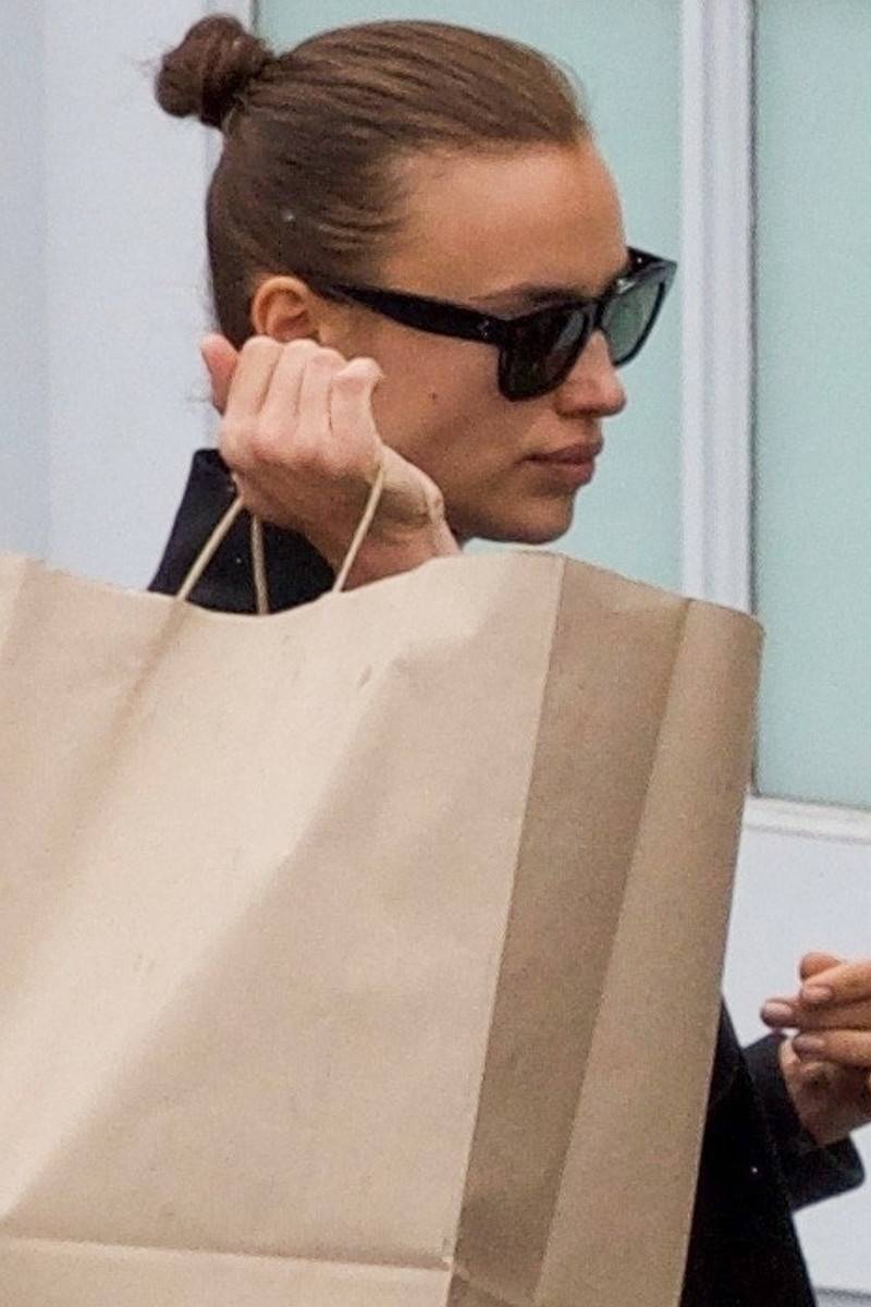 Irina Shayk i Bradley Cooper z córką na zakupach. Wyczuwacie kryzys?