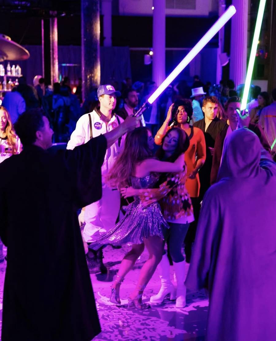 Sydney Sweeney z przytupem świętuje 28. urodziny! Gwiazdorska obsada, tłumy gości i kosmiczne kostiumy