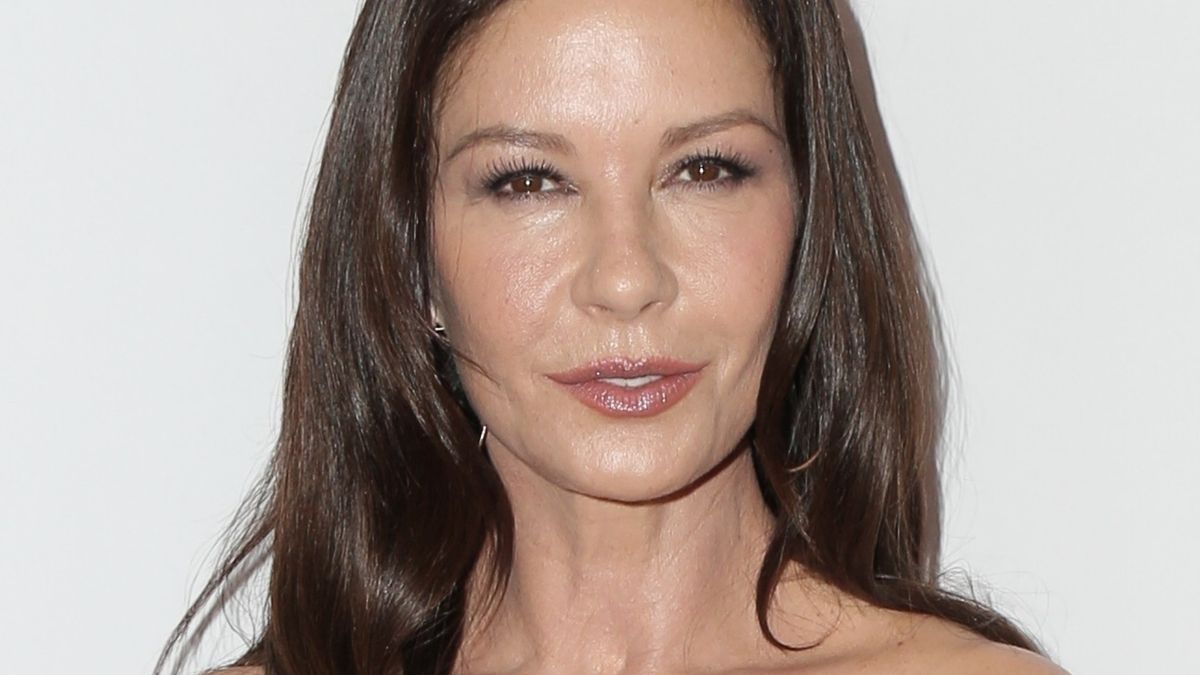 51-letnia Catherine Zeta-Jones ćwiczy jogę na jachcie