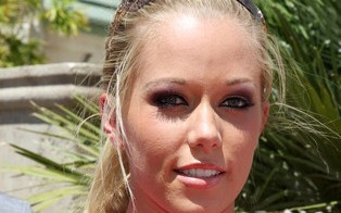 Kendra Wilkinson wspomina swój pierwszy raz z Hugh Hefnerem
