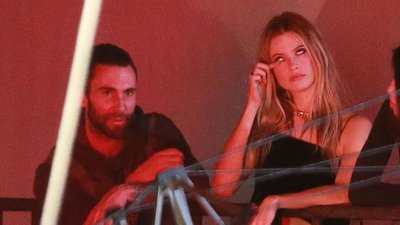 Ciężarna Behati Prinsloo dzielnie oklaskuje Adama Levine’a na koncercie