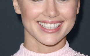 Dziewczyna Bradleya Coopera to prawdziwa piękność (FOTO)