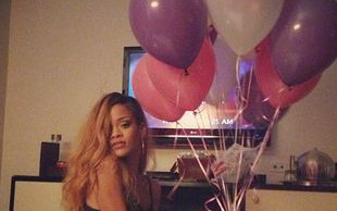 Rihanna chwali się płaskim brzuszkiem (FOTO)