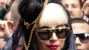 Rudowłosa Gaga na okładce magazynu Rolling Stone (FOTO)