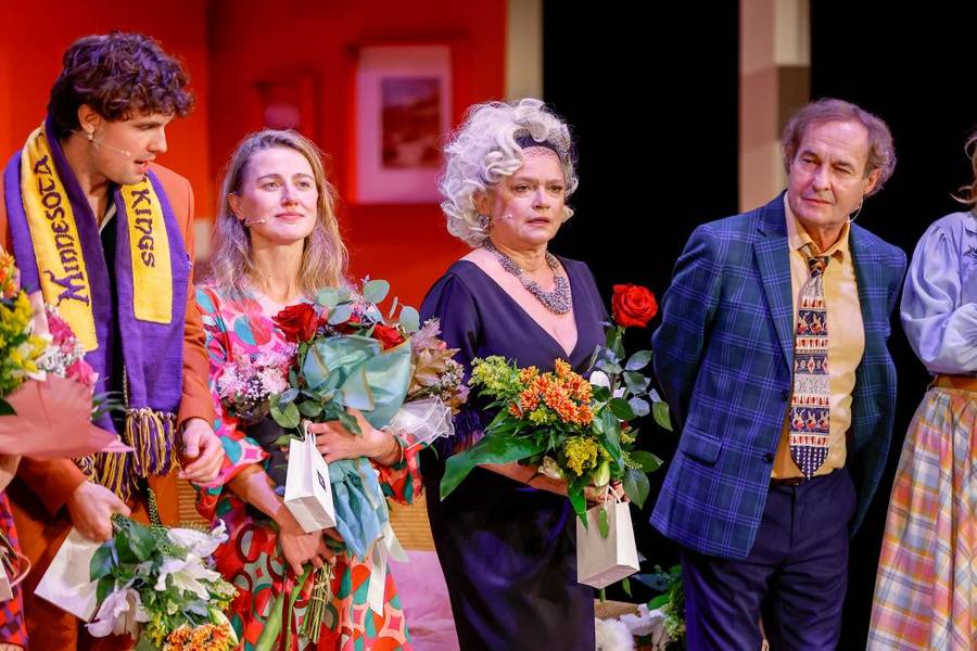 Gwiazdy na premierze spektaklu “Prezent”. Katarzyna Figura w kusej mini, Magdalena Waligórska z mężem