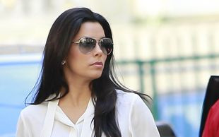 Eva Longoria pełniejszą sylwetkę chowa pod luźnymi tunikami