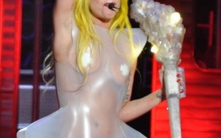 Lady Gaga upada – to musiało boleć! (VIDEO)