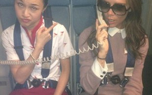 Victoria Beckham bawi się w stewardessę (FOTO)