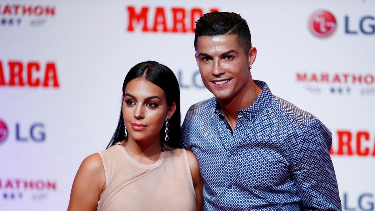 Soccer Football - Cristiano Ronaldo receives the MARCA Legend award - Reina Victoria Theater, Madrid, Spain - July 29, 2019 Cristiano Ronaldo poses with partner Georgina Rodriguez and the MARCA Legend award, Image: 461343820, License: Rights-managed, Restrictions: , Model Release: no, Credit line: JUAN MEDINA / Reuters / Forum