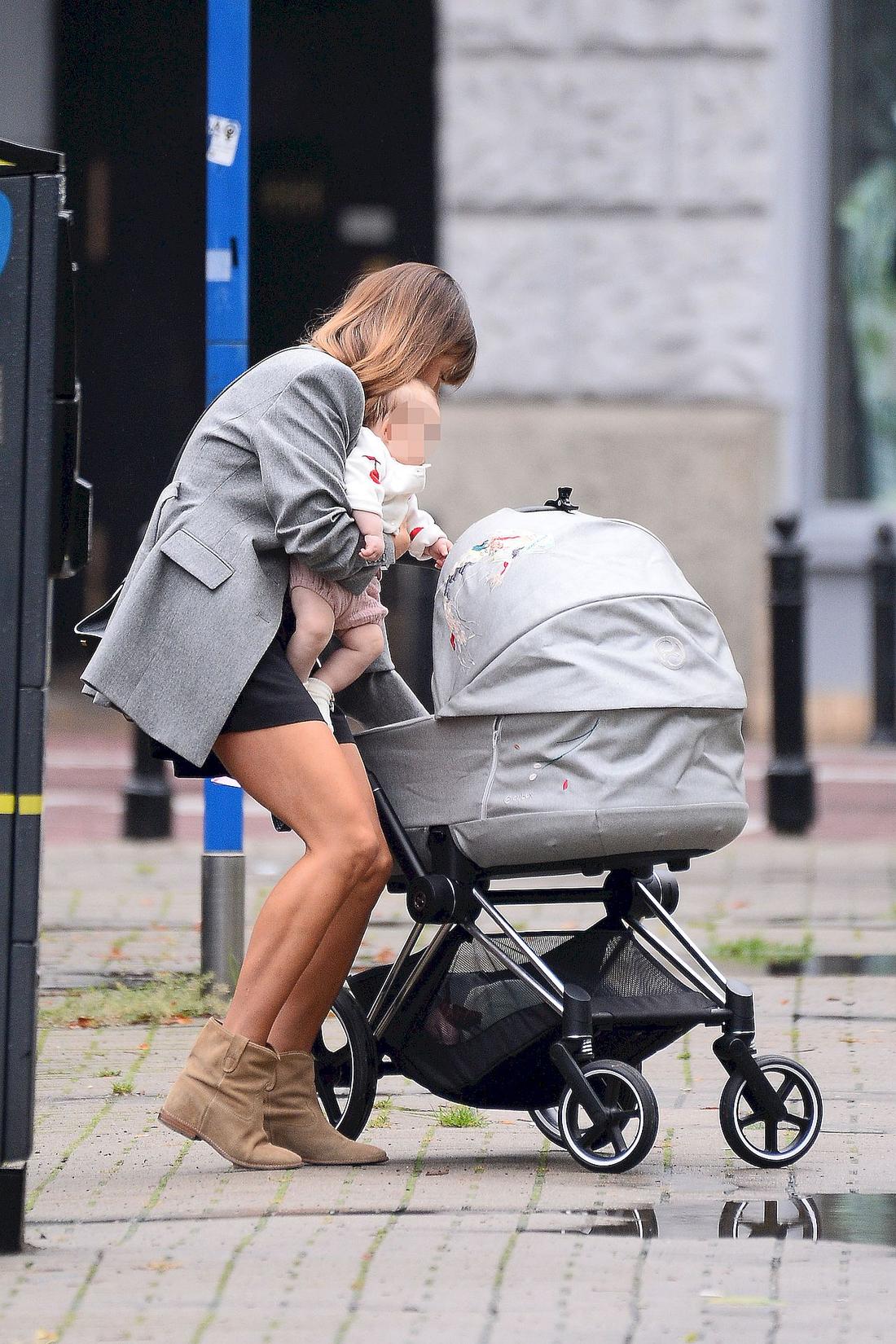 Anna Lewandowska na spacerze z rodziną.