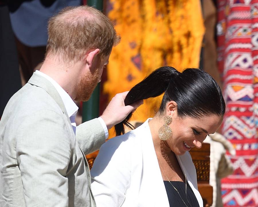 Książę Harry wykonał uroczy gest! Złapał Meghan za włosy