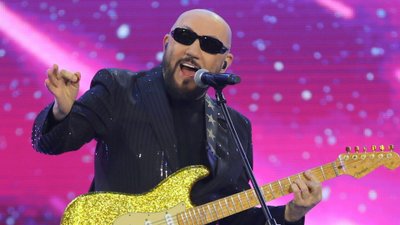 Grzegorz Skawiński bez okularów. Tak wygląda!