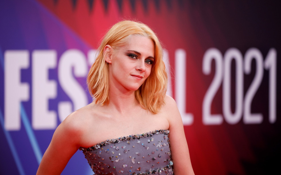 Dawno niewidziana Kristen Stewart świeci stanikiem na imprezie halloweenowej z kumpelą ze “Zmierzchu”