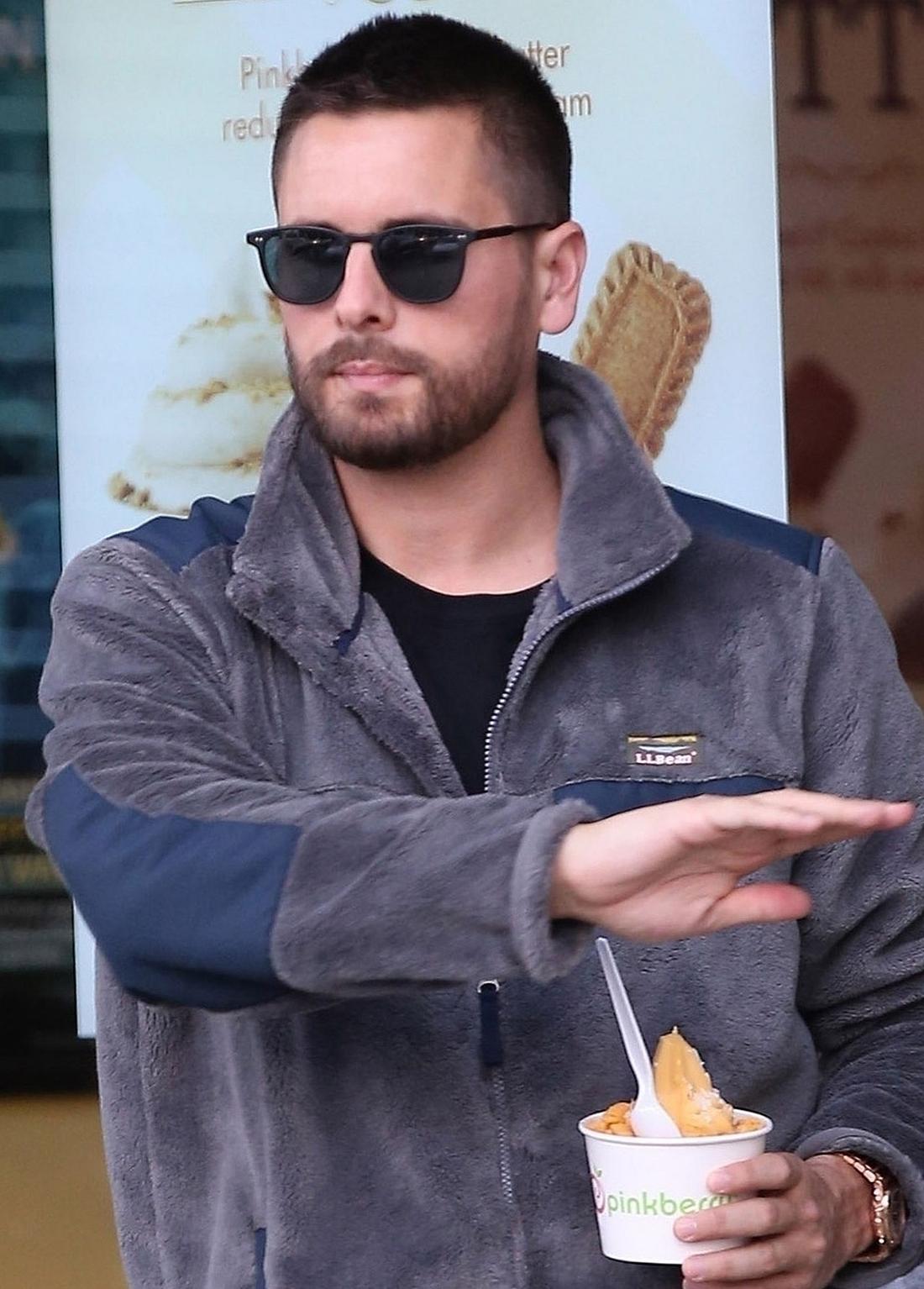 Scott Disick martwi się o swoje zdrowie. Co mu dolega? Scott Disick wybrał się na lody.