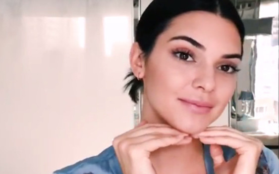 Mało podkładu i bronzer na powieki – poznaj rutynę makijażową Kendall!