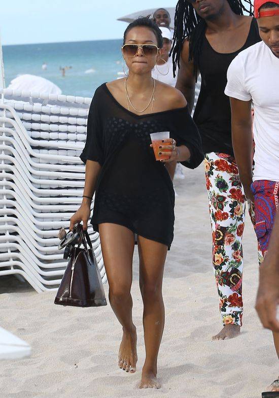 Piękna Karrueche Tran na plaży w Miami