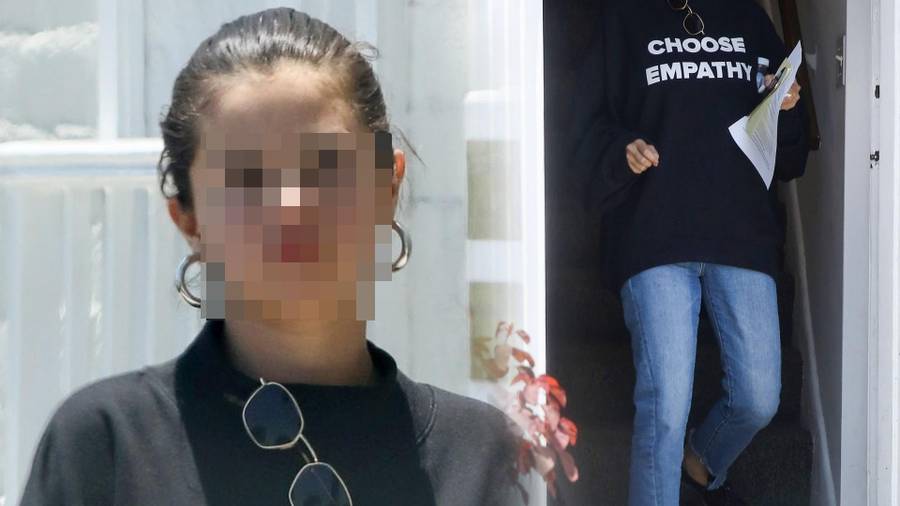 Selena Gomez BEZ MAKE UP’U i z niedbałą fryzurą (ZDJĘCIA)