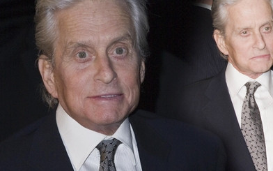 Zmęczony Michael Douglas stara się trzymać fason