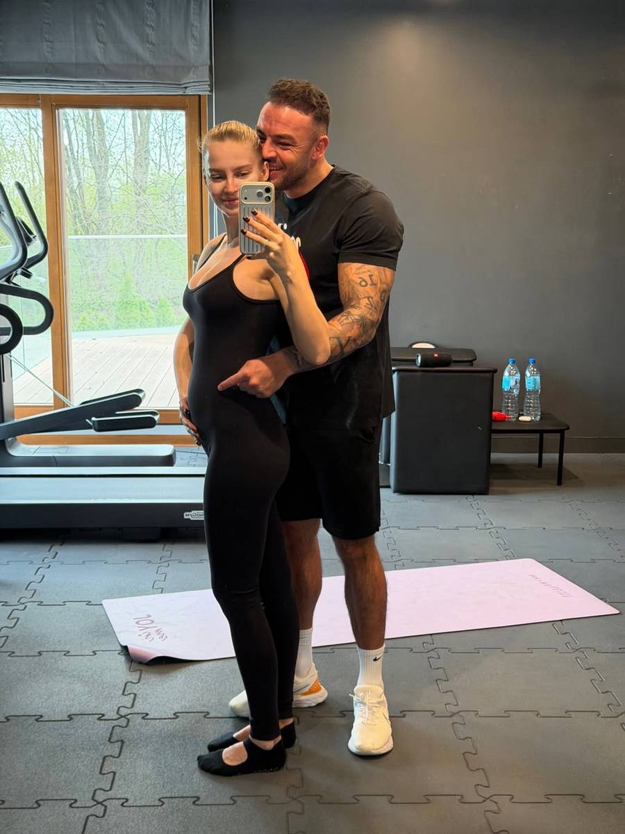 Karolina Pisarek pokazała ciążowy brzuszek.
