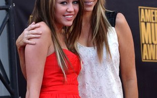 Miley Cyrus lubi spać z mamą