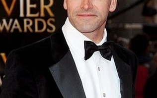 Jonny Lee Miller (były mąż Angeliny Jolie) odbiera nagrodę