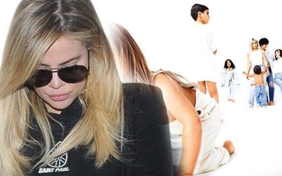 Khloe pokazała BRZUCH na świątecznej kartce Kardashianów