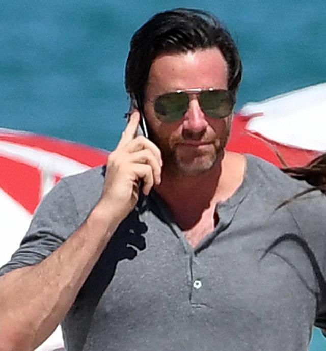 Ta gwiazdka tak plażowała, że prawie biust pokazała