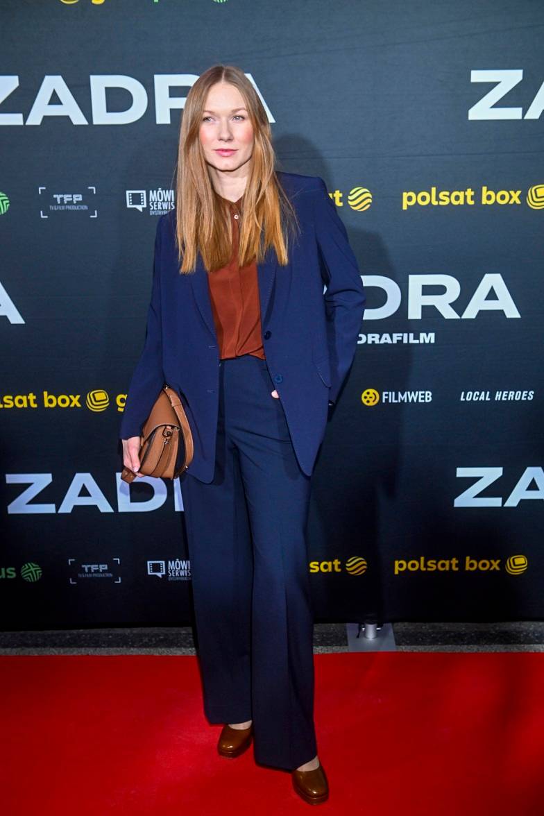 Premiera filmu “Zadra”. Miszczak i Cieślak pozują razem do zdjęć, a obok nich Wenedzikowska z nową fryzurą