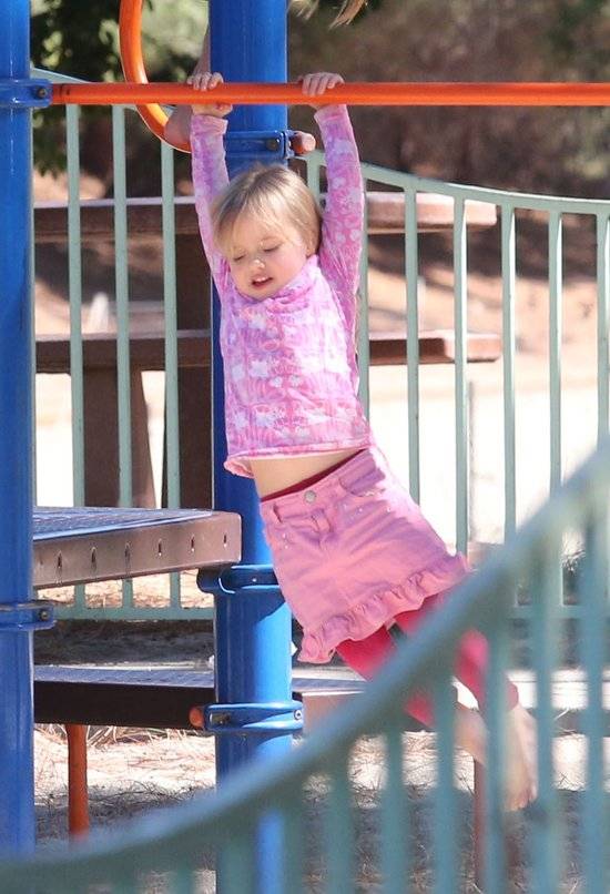 Knox i Vivienne Jolie-Pitt na placu zabaw