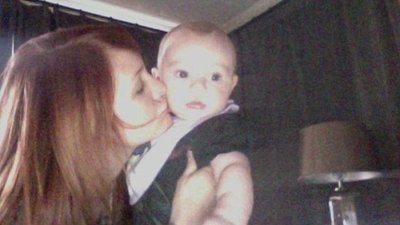 Ashlee w domu z dzieckiem, Pete ze striptizerkami