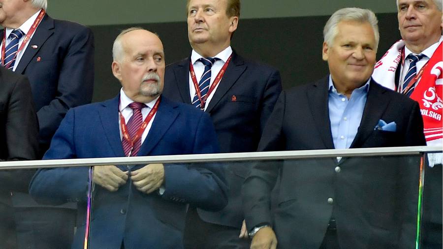 Mecz Polska- Austria: Lewandowska w krótkich szortach, Ślotała z narzeczonym i znani politycy