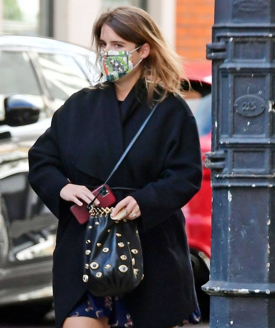 Księżniczka Eugenia chowa telefon