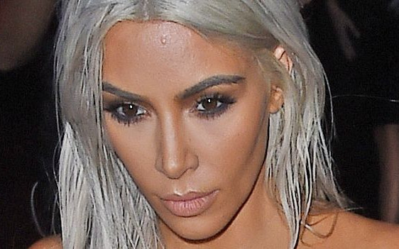 Sprośnym żartem Kim Kardashian wytłumaczyła skąd wziął się blond na jej głowie