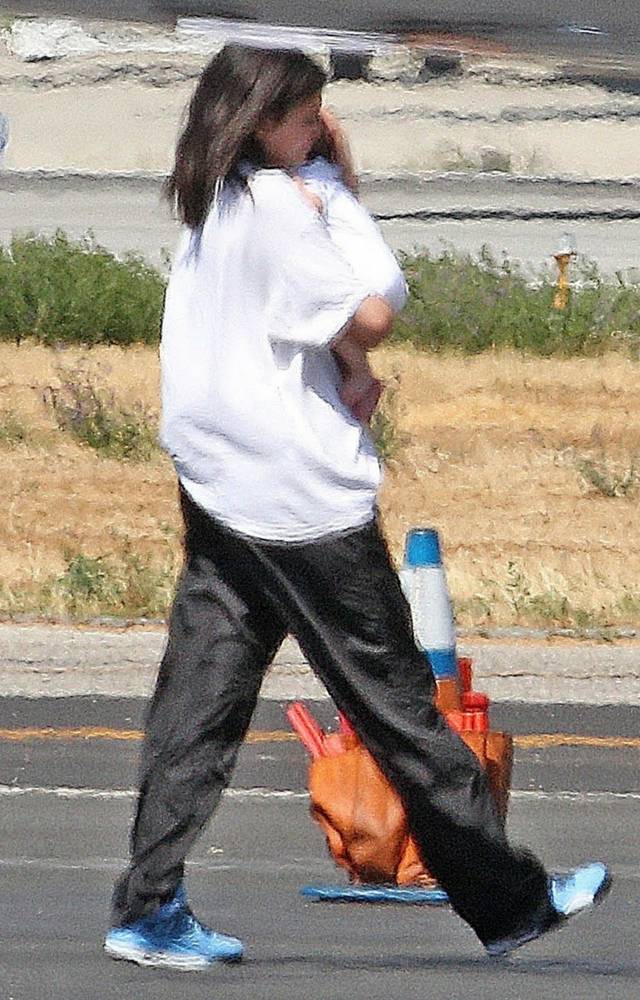 Wtulona Kylie Jenner w córeczkę niesie ją do samolotu. Polecieli z Travisem do Paryża!