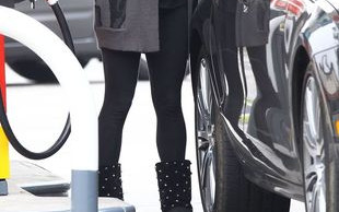 Vanessa Hudgens robi show na stacji benzynowej (FOTO)