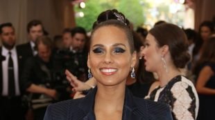 Alicia Keys dotrzymała słowa – nie maluje się nawet na scenę (FOTO)